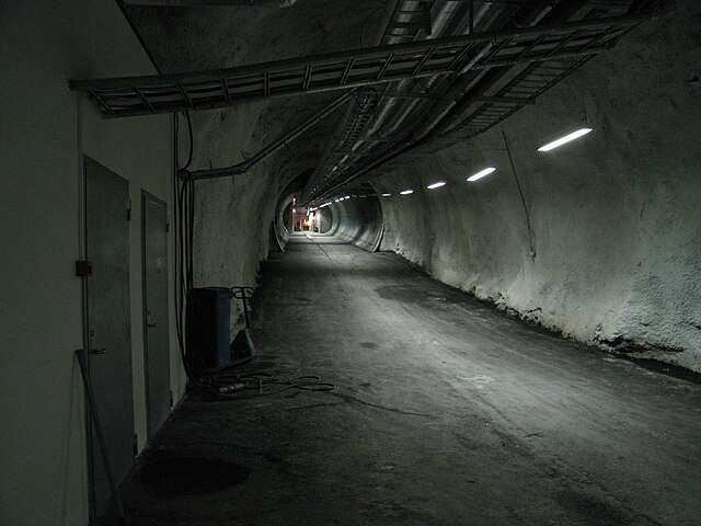 通往一个大型建筑的水泥隧道。